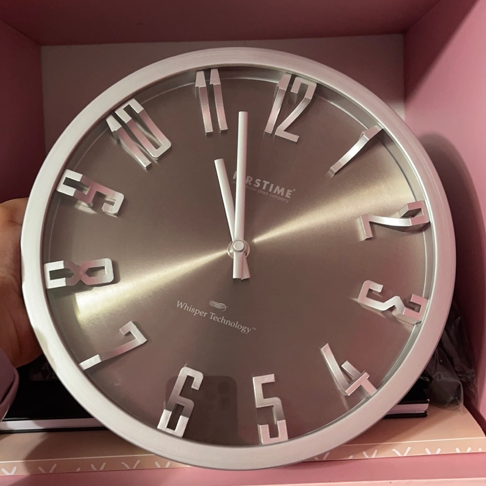 very fancy looking clock great to look modern